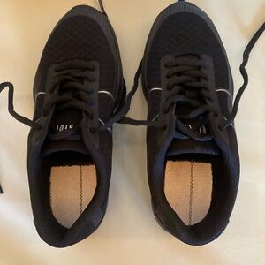 Bloch women’s dance sneakers 6.5- like new
